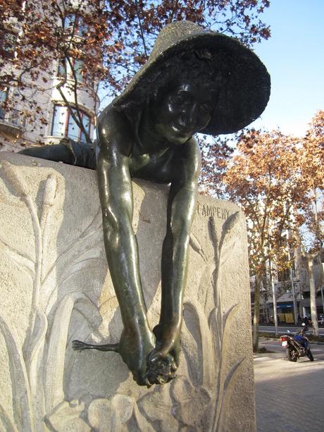 Descubriendo la encantadora Font de la Granota en la Diagonal de Barcelona Descubriendo la encantadora Font de la Granota en la Diagonal de Barcelona