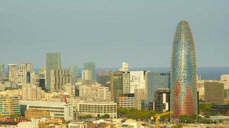 Osadía en las Alturas: Escalada Temeraria en la Torre Glòries de Barcelona