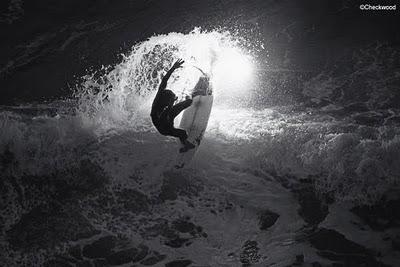 Surfeando de noche en Pipeline