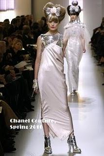 Carlota Casiraghi roza su Chanel de Alta Costura con sus joyas