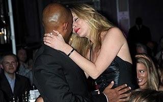 Un beso de Kate Moss por 5.000 libras. Kate Moss charity kiss