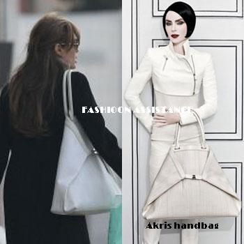 Angelina Jolie y su bolso de cola de caballo