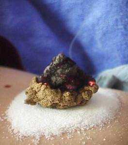 Moxa en punto 8 Ren Mai, en el ombligo.