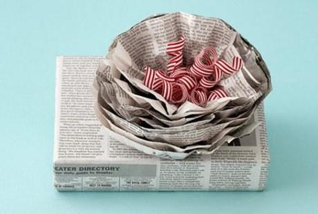 envolver con papel de periódico – gift wrapping with newspaper