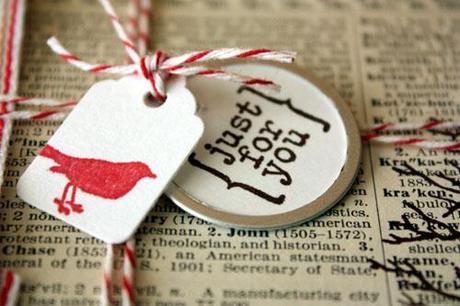 envolver con papel de periódico – gift wrapping with newspaper