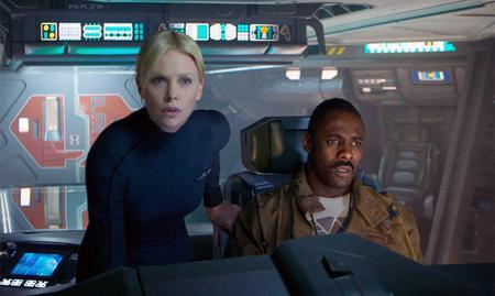 Charlize Theron y Idris Elba pilotando la nave Prometheus