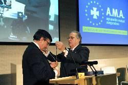 Alfonso Villa Vigil, presidente del Consejo General de Dentistas, recibe la Insignia de Oro y Brillantes y la Medalla de AMA Alfonso Villa Vigil, presidente del Consejo General de Dentistas, recibe la Insignia de Oro y Brillantes y la Medalla de AMA