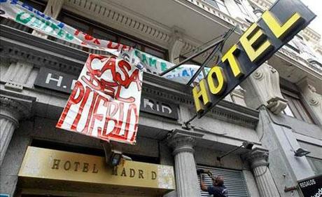 ¡Con la de casas vacías que hay en la ciudad!