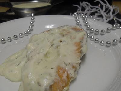 Salmón al eneldo con salsa de Roquefort