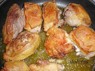 Pollo de corral a la cazuela con frutas desecadas y nueces