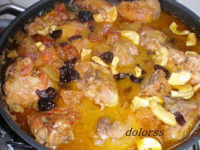 Pollo de corral a la cazuela con frutas desecadas y nueces