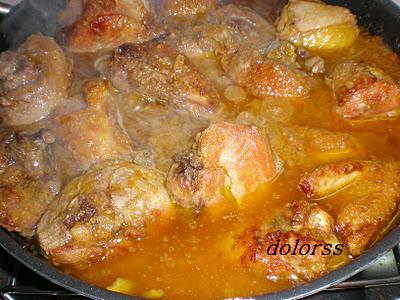 Pollo de corral a la cazuela con frutas desecadas y nueces