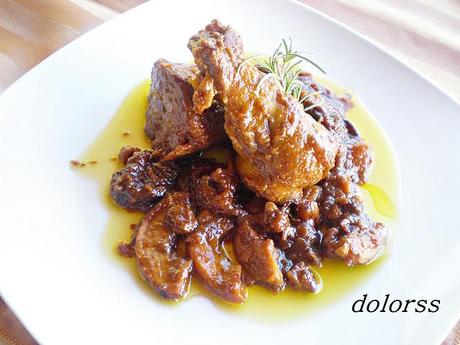 Pollo de corral a la cazuela con frutas desecadas y nueces