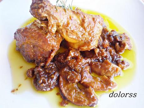 Pollo de corral a la cazuela con frutas desecadas y nueces