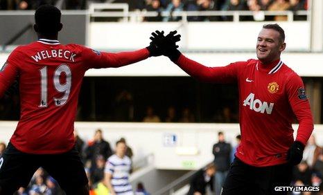 Rooney y Carrick mantienen al United arriba