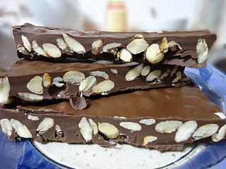 Turrón de chocolate con almendras