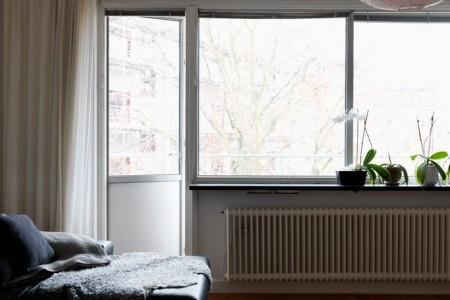 52m² de estilo nórdico en masculino suelo de parquet espigado sofá de cuero negro silla eames blanco Poul Kjærholm PK 22 de Poul Kjaerholm para Fritz Hansen piel cordero decoración mesa de cristal y metal estilo nórdico estilo escandinavo estilo decoración masculino diseño nórdico decoración sueca decoración nórdica decoración espacios pequeños decoración en blanco negro y gris decoración con flexos