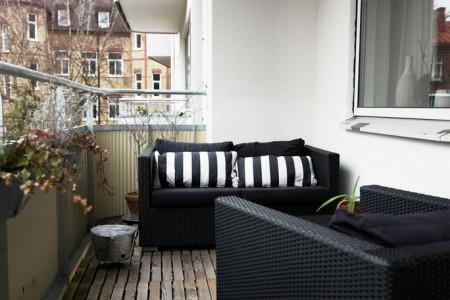 52m² de estilo nórdico en masculino suelo de parquet espigado sofá de cuero negro silla eames blanco Poul Kjærholm PK 22 de Poul Kjaerholm para Fritz Hansen piel cordero decoración mesa de cristal y metal estilo nórdico estilo escandinavo estilo decoración masculino diseño nórdico decoración sueca decoración nórdica decoración espacios pequeños decoración en blanco negro y gris decoración con flexos