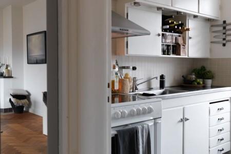 52m² de estilo nórdico en masculino suelo de parquet espigado sofá de cuero negro silla eames blanco Poul Kjærholm PK 22 de Poul Kjaerholm para Fritz Hansen piel cordero decoración mesa de cristal y metal estilo nórdico estilo escandinavo estilo decoración masculino diseño nórdico decoración sueca decoración nórdica decoración espacios pequeños decoración en blanco negro y gris decoración con flexos