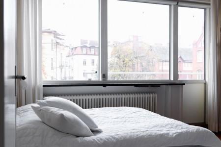 52m² de estilo nórdico en masculino suelo de parquet espigado sofá de cuero negro silla eames blanco Poul Kjærholm PK 22 de Poul Kjaerholm para Fritz Hansen piel cordero decoración mesa de cristal y metal estilo nórdico estilo escandinavo estilo decoración masculino diseño nórdico decoración sueca decoración nórdica decoración espacios pequeños decoración en blanco negro y gris decoración con flexos