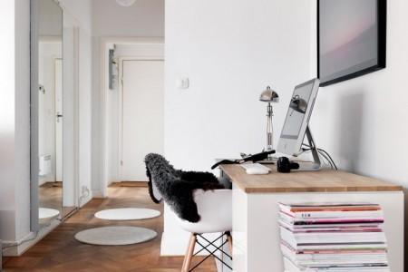 suelo de parquet espigado sofá de cuero negro silla eames blanco Poul Kjærholm PK 22 de Poul Kjaerholm para Fritz Hansen piel cordero decoración mesa de cristal y metal estilo nórdico estilo escandinavo estilo decoración masculino diseño nórdico decoración sueca decoración nórdica decoración espacios pequeños decoración en blanco negro y gris decoración con flexos 