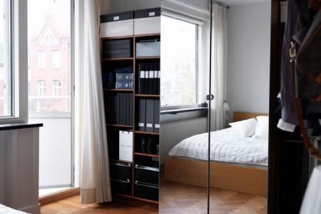 52m² de estilo nórdico en masculino suelo de parquet espigado sofá de cuero negro silla eames blanco Poul Kjærholm PK 22 de Poul Kjaerholm para Fritz Hansen piel cordero decoración mesa de cristal y metal estilo nórdico estilo escandinavo estilo decoración masculino diseño nórdico decoración sueca decoración nórdica decoración espacios pequeños decoración en blanco negro y gris decoración con flexos