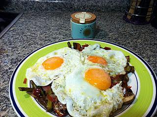 CHAMPIÑONES , ESPARRAGOS Y JAMÓN CON HUEVOS ROTOS