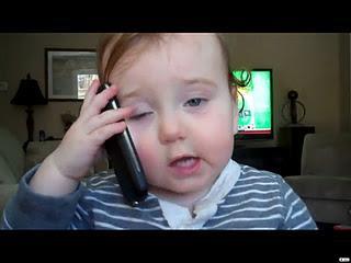 Video: Carajita de meses hablando por celular