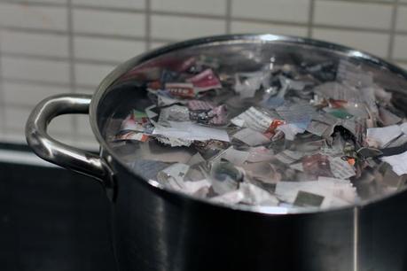 Cómo se hace una lámpara con papel de revista