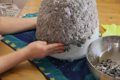 Cómo se hace una lámpara con papel de revista