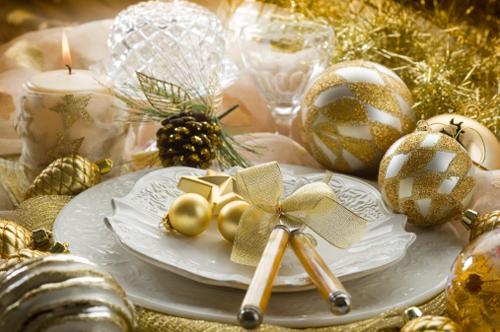 ideas mesa navidad nochebuena cubiertos atados lazos platos bolas