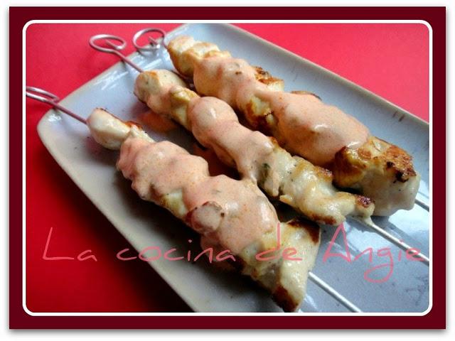 BROCHETAS DE POLLO CON SALSA DE CILANTRO