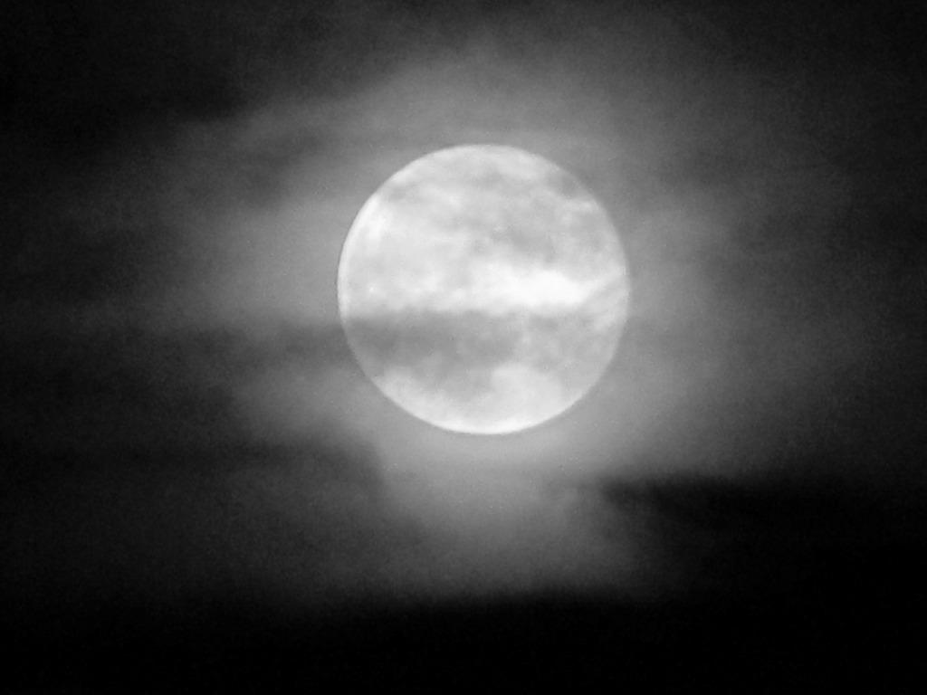 Hace un par de noches, el ascenso de la Luna en el cielo atravesando franjas de nubes