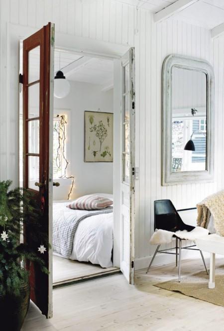 sillas Tolix navidad en suecia mesa de navidad estilo nórdico diseño nórdico diseño de interiores decoración navideña decoración mesa de navidad decoración de interiores casas de campo nórdicas adornos navideños suecos adornos navideños con productos naturales 