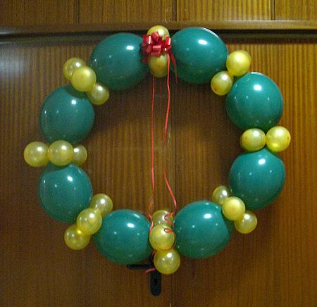 Una decoración navideña con globos
