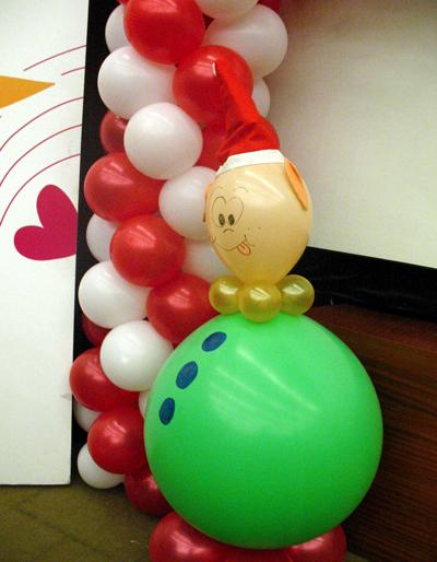 Una decoración navideña con globos