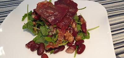 Ensalada de rúcula, granada, cecina y judías rojas