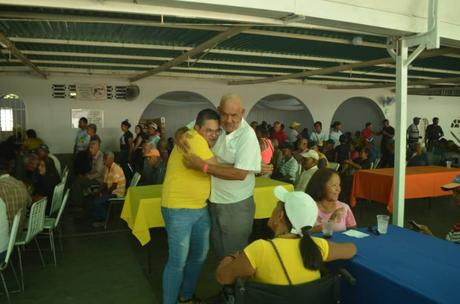 Carlos Dordelly: La verdadera revolución y diálogo se hacen en las comunidades llevando solución y alegría a nuestra gente Carlos Dordelly: La verdadera revolución y diálogo se hacen en las comunidades llevando solución y alegría a nuestra gente