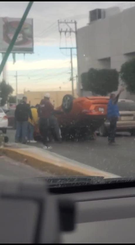 (video) Volcadura de vehículo en Carretera Matehuala y Valentín Amador causa destrozos