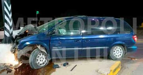 Accidente en Periférico y Juárez: Dos Heridos tras Chocar contra Semáforo