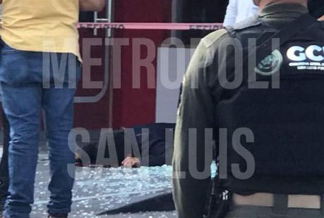 Fatal asalto en sucursal Santander deja un muerto y dos heridos