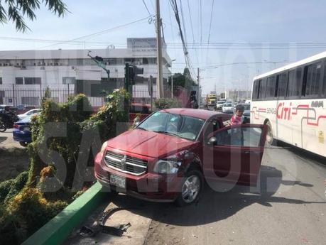 Accidente en Avenida Industrias deja dos heridos