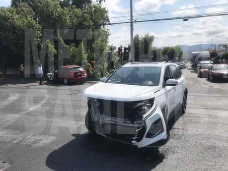 Accidente en Avenida Industrias deja dos heridos