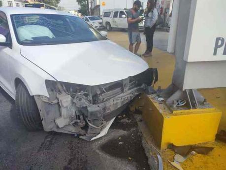 Choque en gasolinera El Santuario: Solo daños y lesiones menores reportados