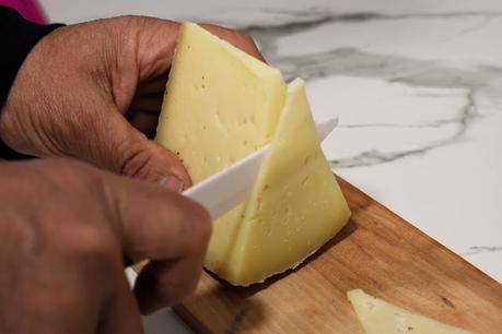 Boquerones rellenos de pimientos asados y queso manchego con sus raspas crujientes Boquerones rellenos de pimientos asados y queso manchego con sus raspas crujientes