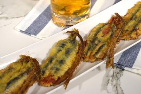 Boquerones rellenos de pimientos asados y queso manchego con sus raspas crujientes Boquerones rellenos de pimientos asados y queso manchego con sus raspas crujientes