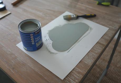 Lámparas de noche para niños con Cricut pintando las lamparas de noche