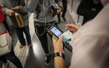 Barcelona refuerza el control de billetes en el metro para combatir el fraude