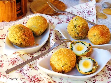 Huevos de codorniz crujientes con espinacas