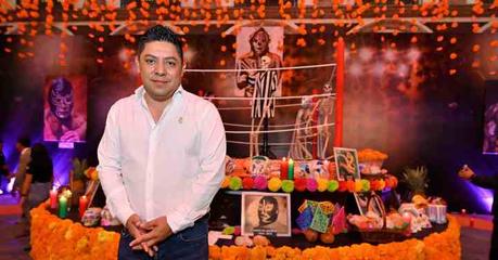 Ricardo Gallardo presenta un espectacular altar dedicado a la lucha libre en Palacio de Gobierno